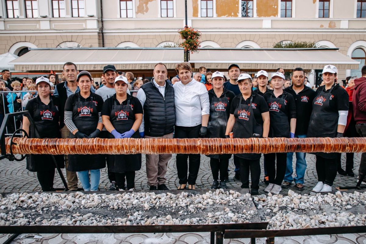 Colac secuiesc de 21 de metri, preparat la Festivalul Kurtoskalacs de la Sfântu Gheorghe