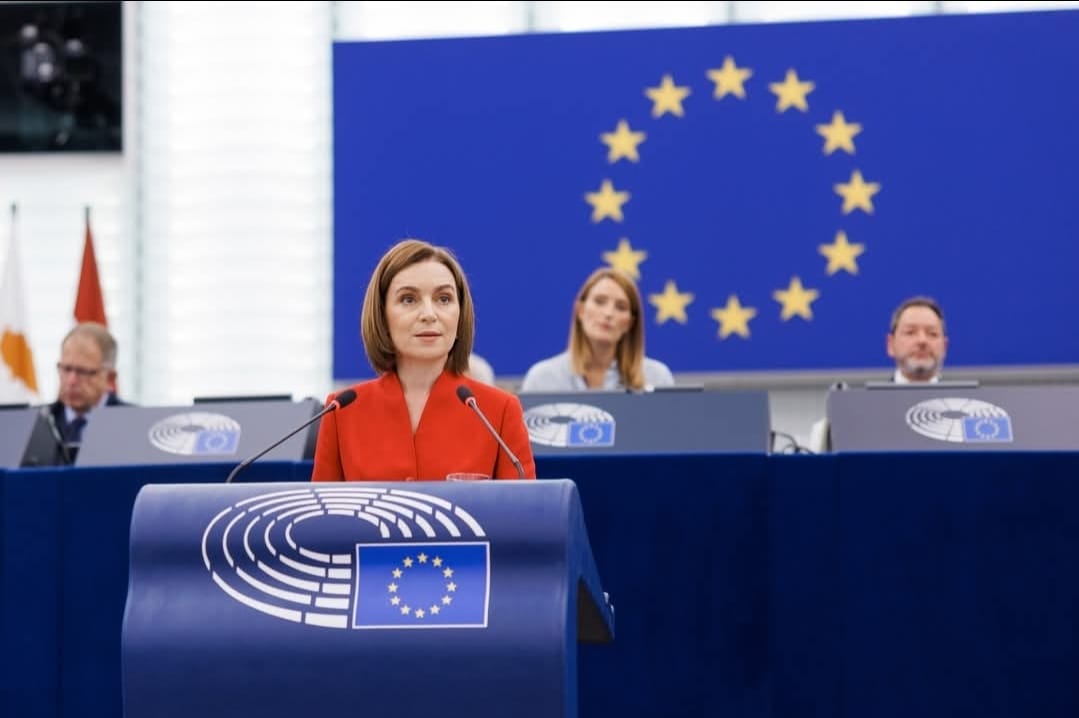 „Să ne apărăm democrația cu dinții, și să o facem împreună”: președinta R. Moldova în Parlamentul European