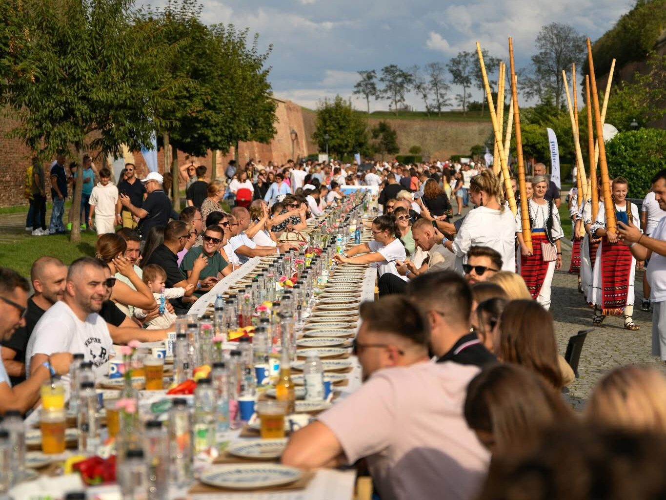 Alba Iulia, record mondial cu „Masa Care Unește”. 10.000 de oameni la cea mai lungă masă din materiale reciclabile