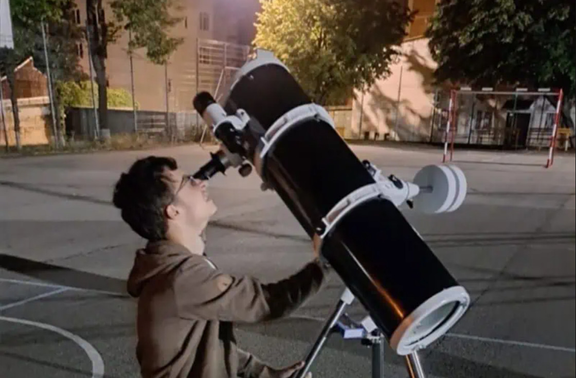 Un elev din Botoșani a obținut medalia de aur la competiția internațională de Astronomie și Astrofizică (IAAC) din SUA. El a fost cel mai performant din cei peste 12.300 de participanţi din întreaga lume