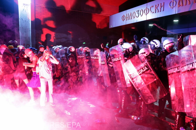 Proteste la Novi Sad. Poliția sârbă a folosit gaze lacrimogene împotriva manifestanților care au cerut alegeri anticipate