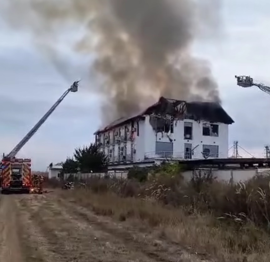 Două decese în umra incendiului pensiunii din Tătărani, județul Prahova. Cauza ar fi fost izolarea necorespunzătoare a firelor de curent