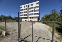 50 de locatari din Iași trăiesc o viață de coșmar. Dezvoltatorul imobiliar i-a lăsat fără parcări, loc de joacă, spațiu verde. Oamenii n-au apă curentă, iar în bloc plouă