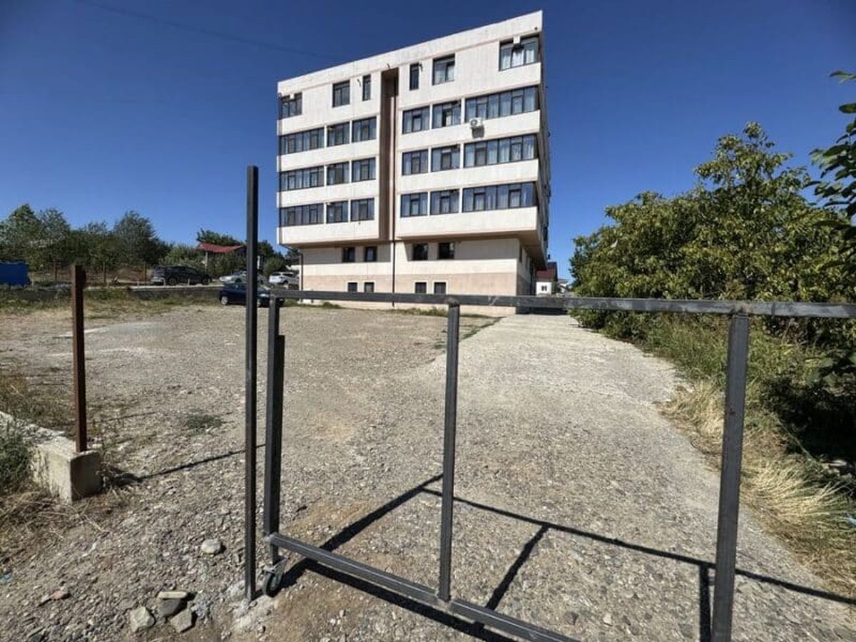 50 de locatari din Iași trăiesc o viață de coșmar. Dezvoltatorul imobiliar i-a lăsat fără parcări, loc de joacă, spațiu verde. Oamenii n-au apă curentă, iar în bloc plouă