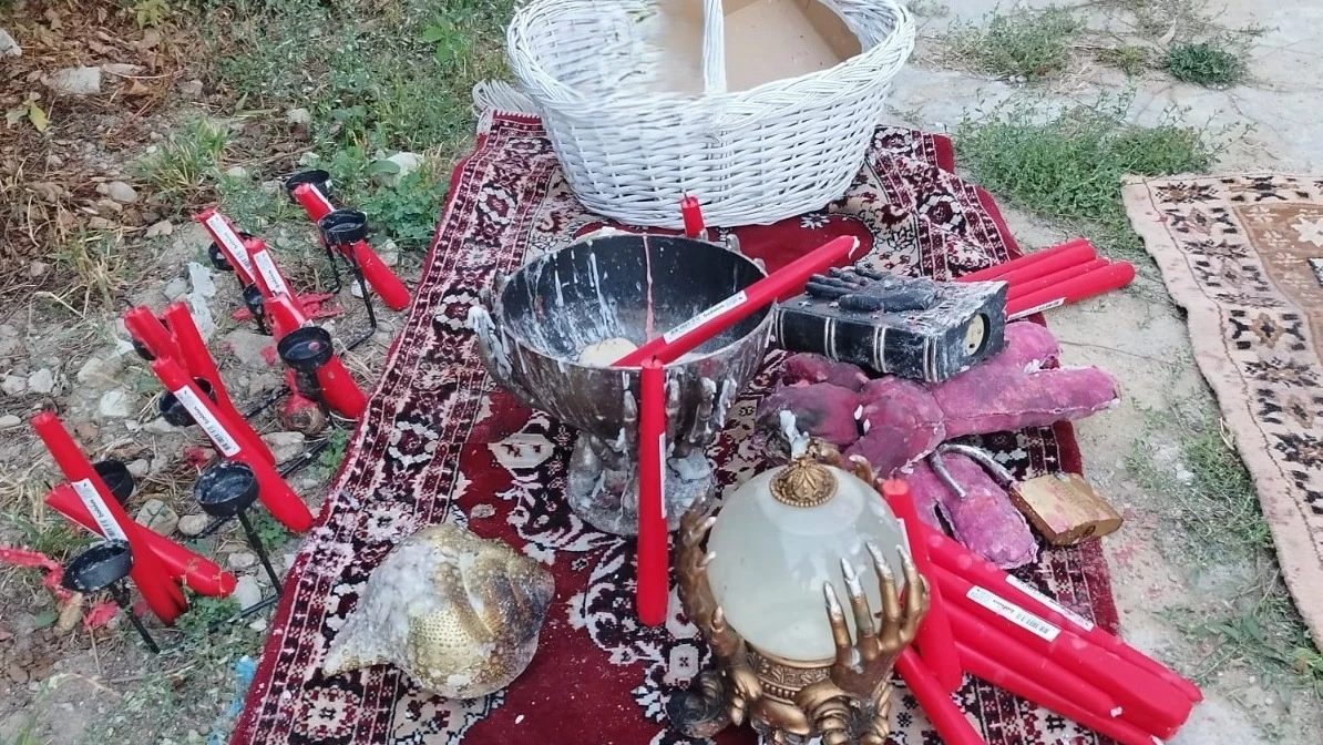 Aktual24: Percheziții în Timișoara la clanul Cârpaci. Polițiștii au descoperit arme, articole pirotehnice și o grenadă. Aceștia au fost găsiți chiar în timp ce practicau ritualuri de vrăji