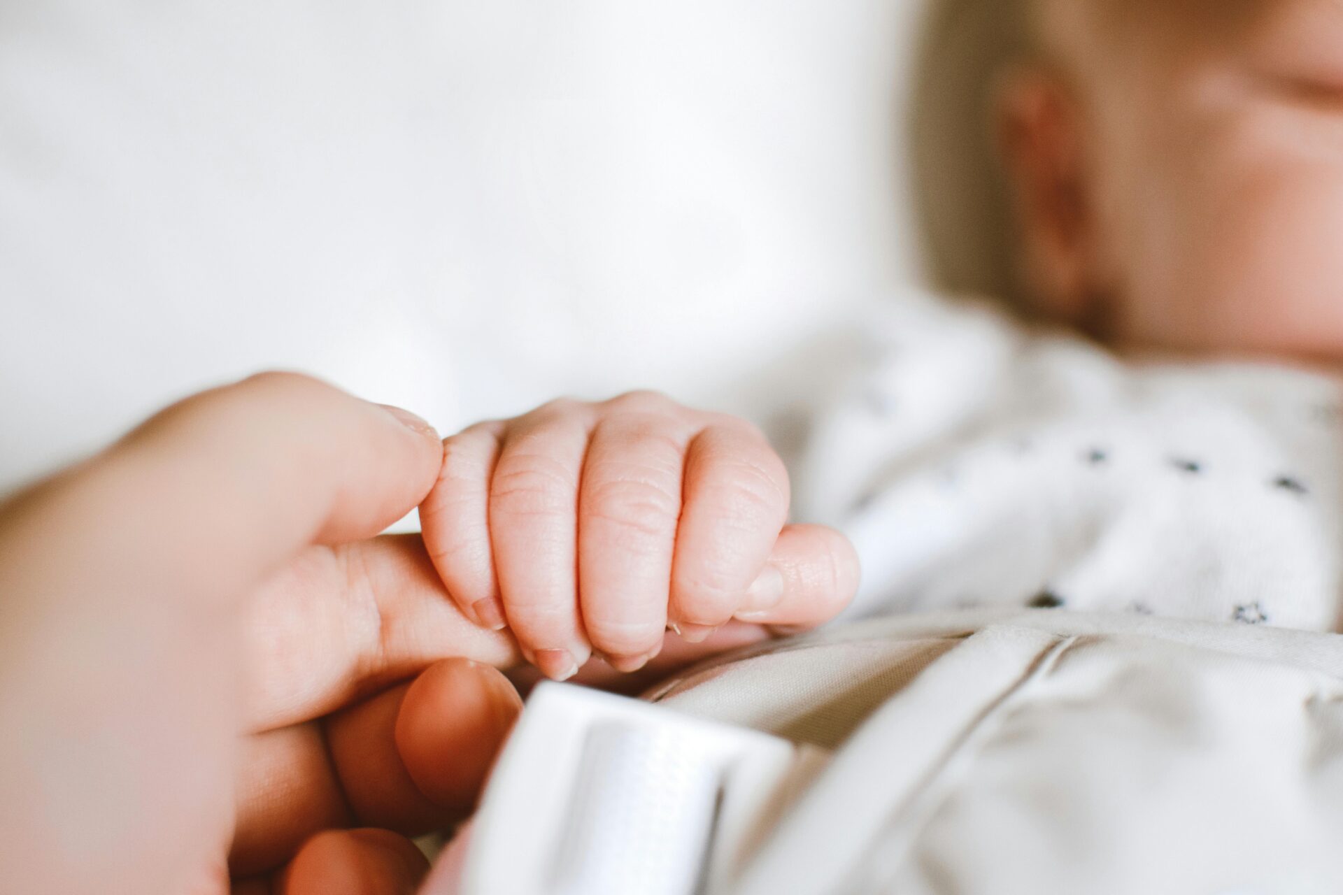 Temeri printre părinți după focarul de Serratia la Spitalul „Sfânta Maria” din Iași. Mămicile cer alternative, întreabă de asistente care pot pune perfuzii acasă sau caută medici în privat, de teamă să nu ajungă cu cei mici în unitatea medicală