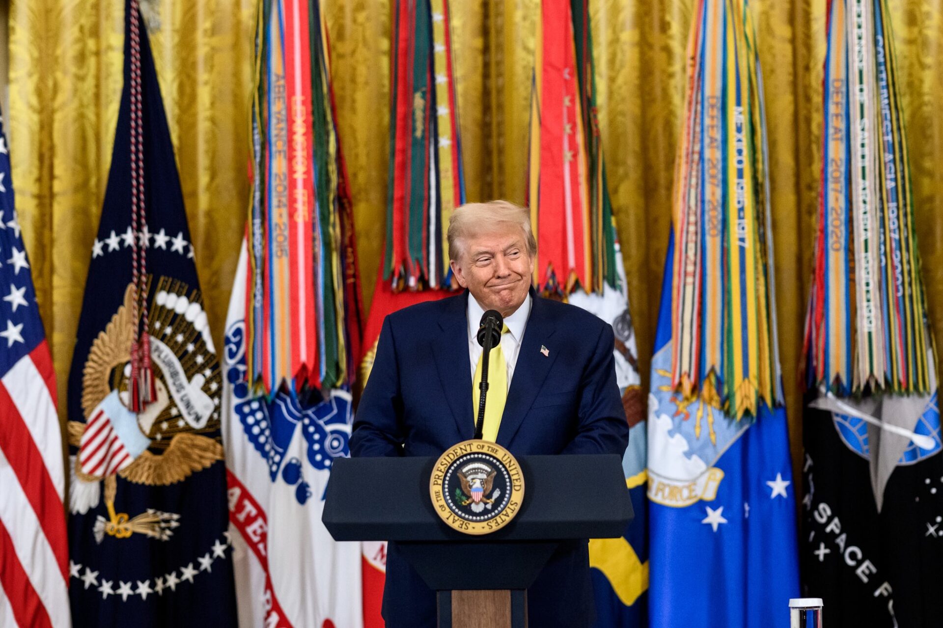 Donald Trump a amenințat că televiziunile care îl critică ar trebui să își piardă licențele de emisie