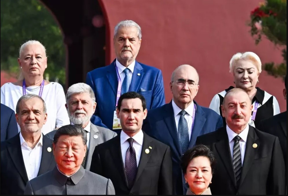 Foștii premieri Adrian Năastase și Viorica Dăncilă au participat la Beijing la o întâlnire unde au fost invitați Vladimir Putin și Kim Jong Un