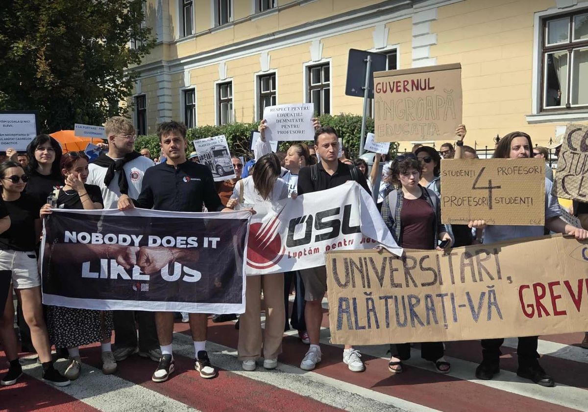 Sute de cadre didactice şi elevi din Cluj au protestat în faţa Inspectoratului Şcolar