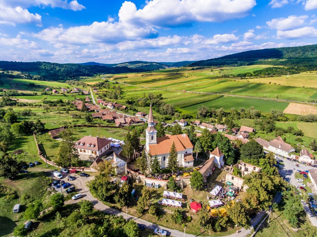 Povestea conviețuirii între etnii și religii, într-un sat din Transilvania. Cum e posibilă pacea