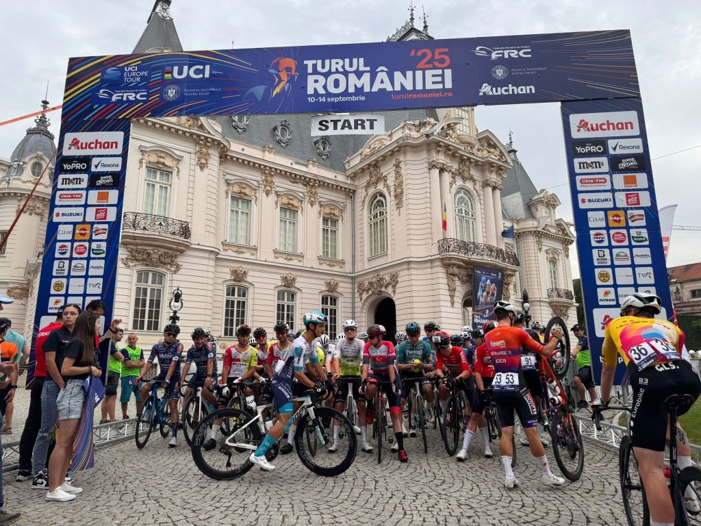 Startul Turul României 2025 la ciclism s-a dat astăzi, la Craiova. Participă 150 de cicliști din 13 țări