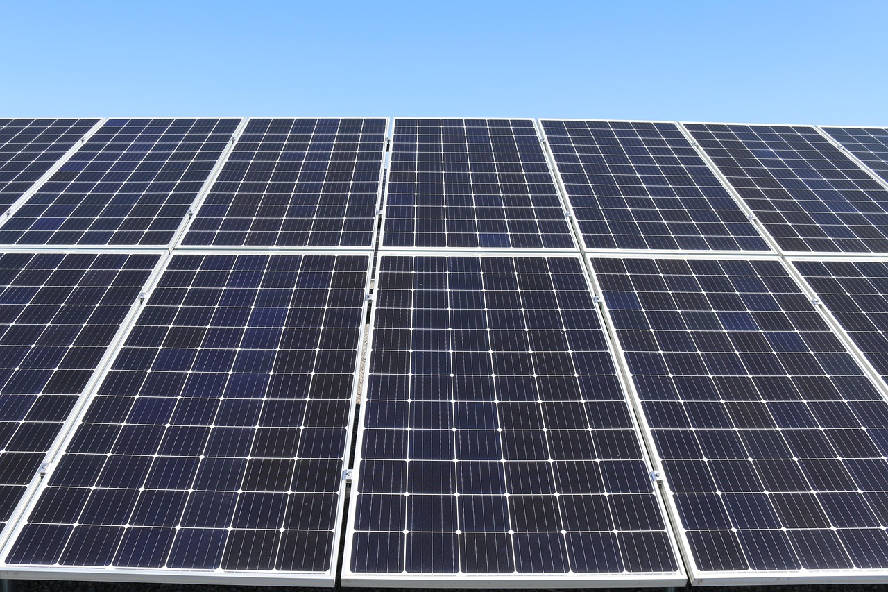 De ce este recomandat să îți montezi panouri fotovoltaice: beneficiile energiei regenerabile pentru viitorul tău