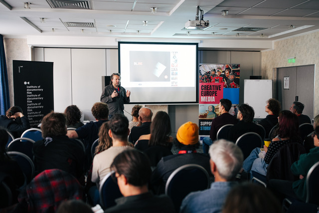 Lecție de maturitate și de respect la Astra Film Festival. Ziua în care publicul a urmărit în tăcere genericul, în semn de omagiu pentru eroul român de la Hanau