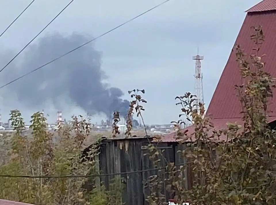 Atac ucrainean asupra unei rafinării petroliere din Rusia, la 1.400 km de linia frontului. Au fost raportate explozii și un incendiu