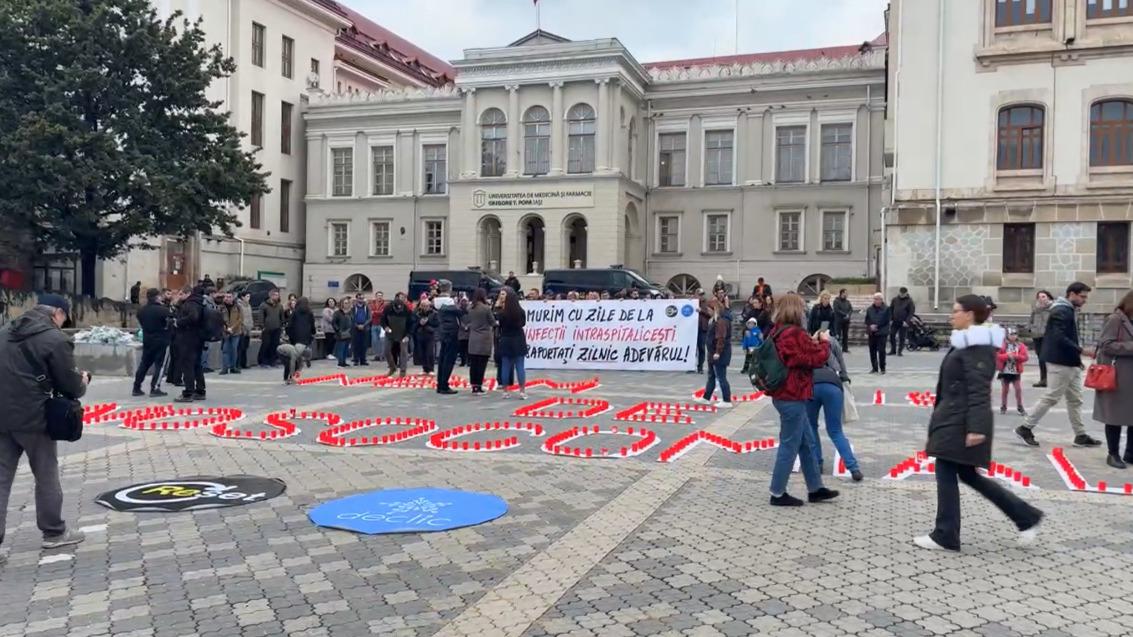 Zeci de persoane i-au comemorat, în Piaţa Naţiunilor din Iași, pe copiii morţi la Spitalul „Sfânta Maria”