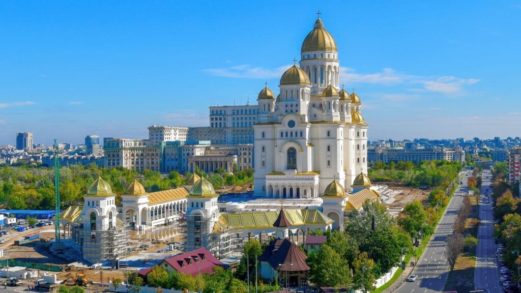 Catedrala Mantuirii Neamului sursa foto basilica.ro Aktual24 | Bloomberg, despre inaugurarea Catedralei Mântuirii Neamului: „România este divizată de un război cultural între naționaliștii mai pioși și liberalii pro-UE, orientați spre Occident”