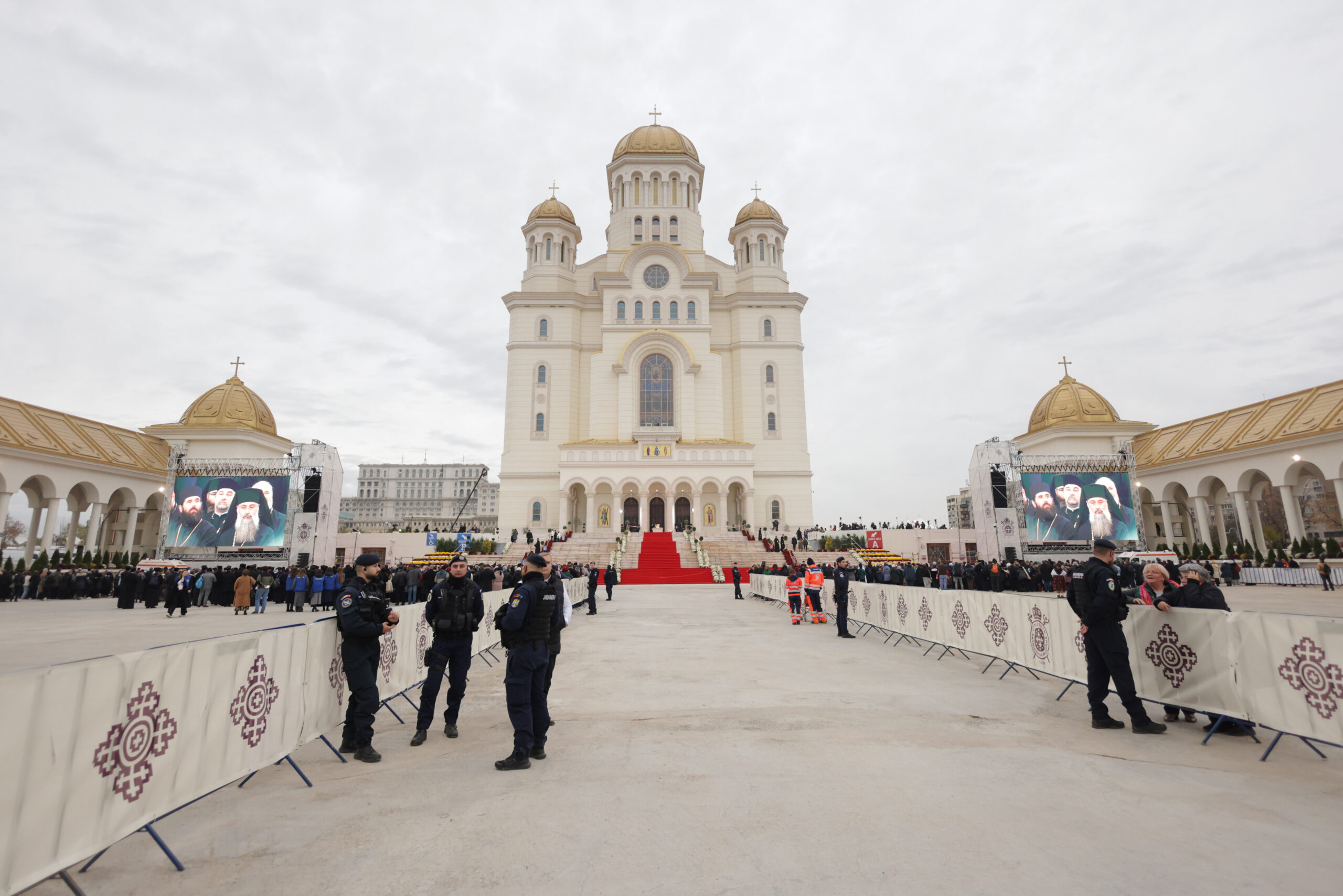 Credincioși se strâng în fața Catedralei Mântuirii Neamului (Catedrala Națională) înaintea ceremoniei de sfințire, în București, 26 octombrie 2025. Sfințirea picturii Catedralei Mântuirii Neamului are loc duminică. Sunt așteptați peste 100.000 de oameni. La ceremonie vor fi prezenți Nicușor Dan și Ilie Bolojan