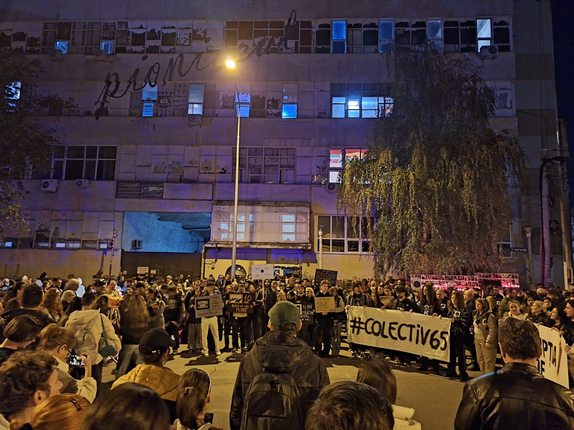 Marș Colectiv Organizatorul „Marșului în Memoria Victimelor de la Colectiv”, amendat: ar fi depășit ora limită a manifestației