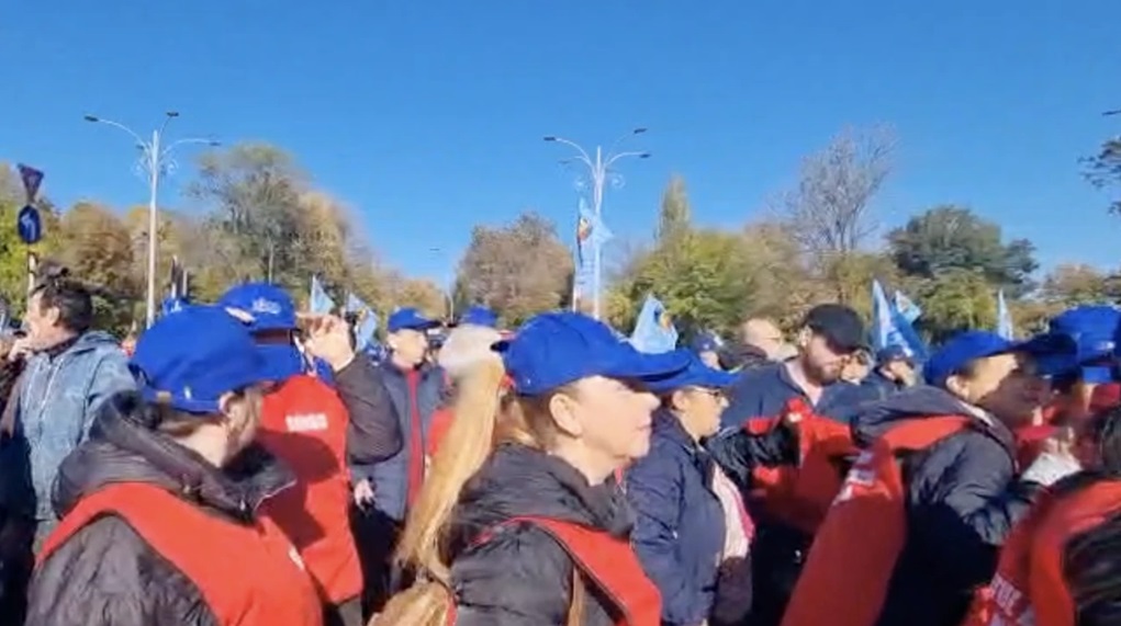 Protest sindicate Aktual24 Aktual24|”Suveraniști” cu arme albe au incercat să se infiltreze printre protestatarii sindicaliști din Piața Victoriei. Jandarmii au intervenit