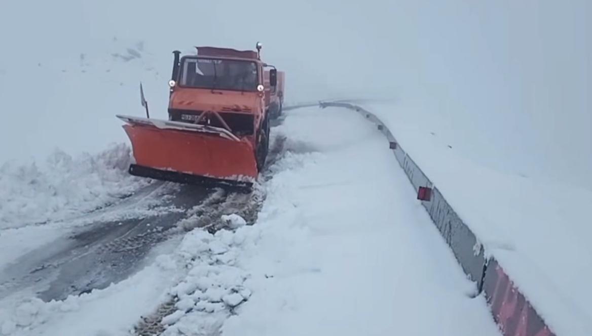 DN 67C Transalpina, între Rânca şi Obârşia Lotrului, rămâne închis circulaţiei. Stratul de zăpadă măsoară 20-40 de centrimetri