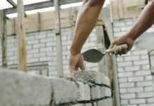 Cum a rămas nedemolată o casă construită nelegal în Iași. Judecătorii au dat dreptate și Primăriei, și celor fără autorizație