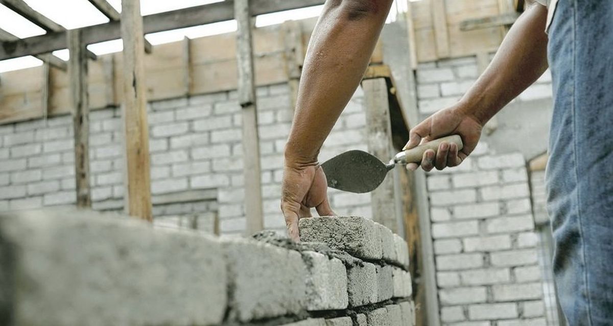 Cum a rămas nedemolată o casă construită nelegal în Iași. Judecătorii au dat dreptate și Primăriei, și celor fără autorizație