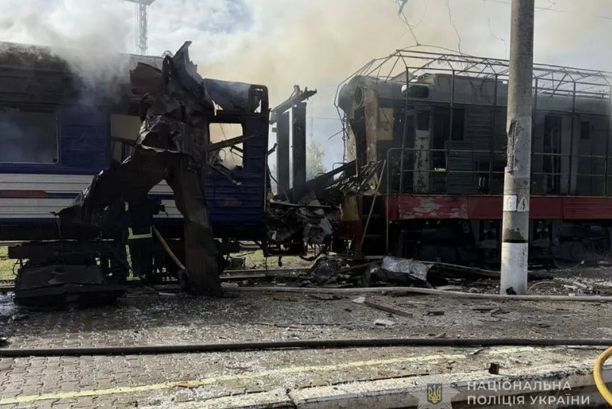 Zeci de victime, după ce un tren de pasageri din Ucraina a fost lovit de drone rusești