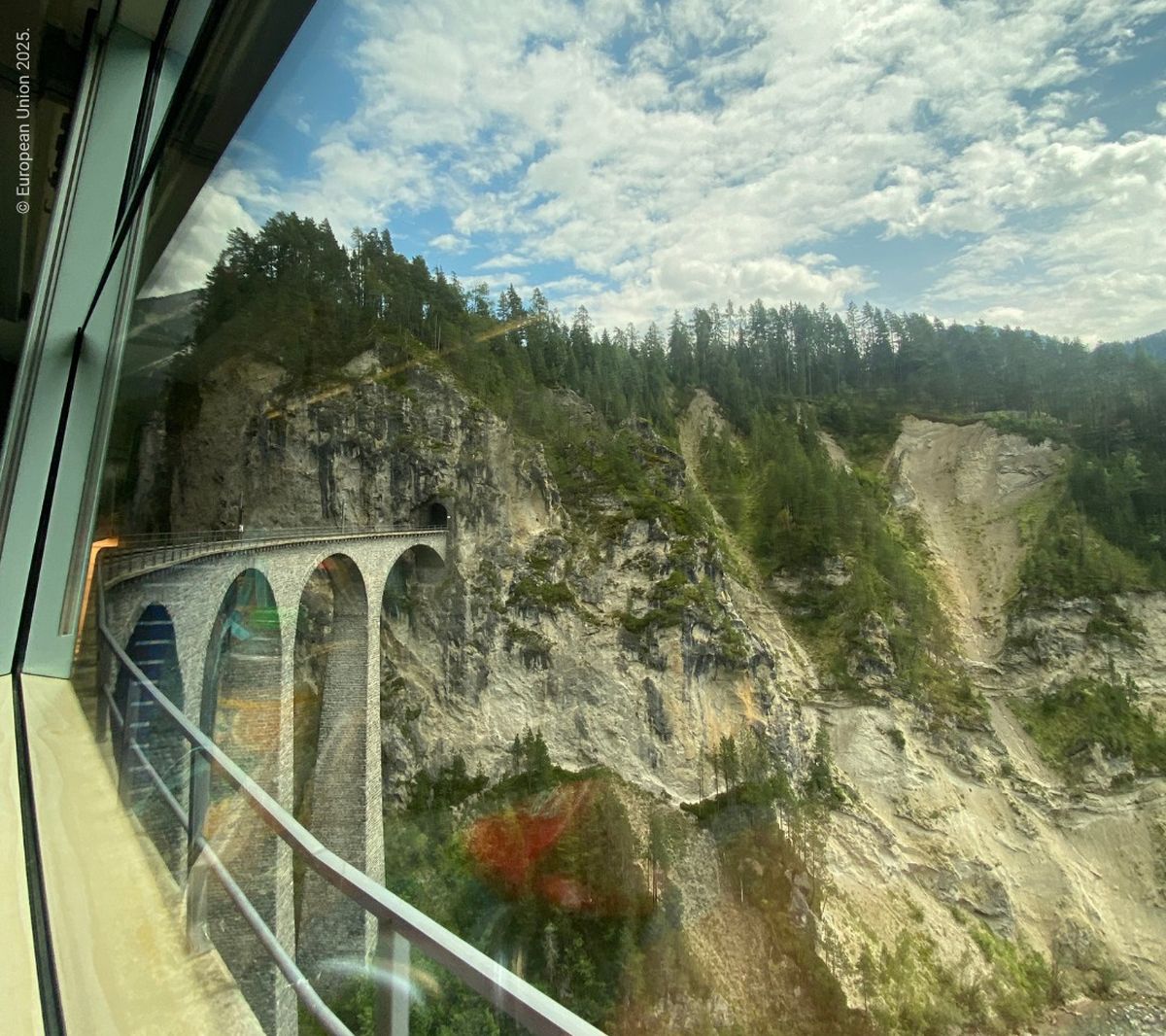 calatorii tineri ue 40 de ani de Schengen. Comisia Europeană oferă 40.000 de permise de călătorie gratuite tinerilor