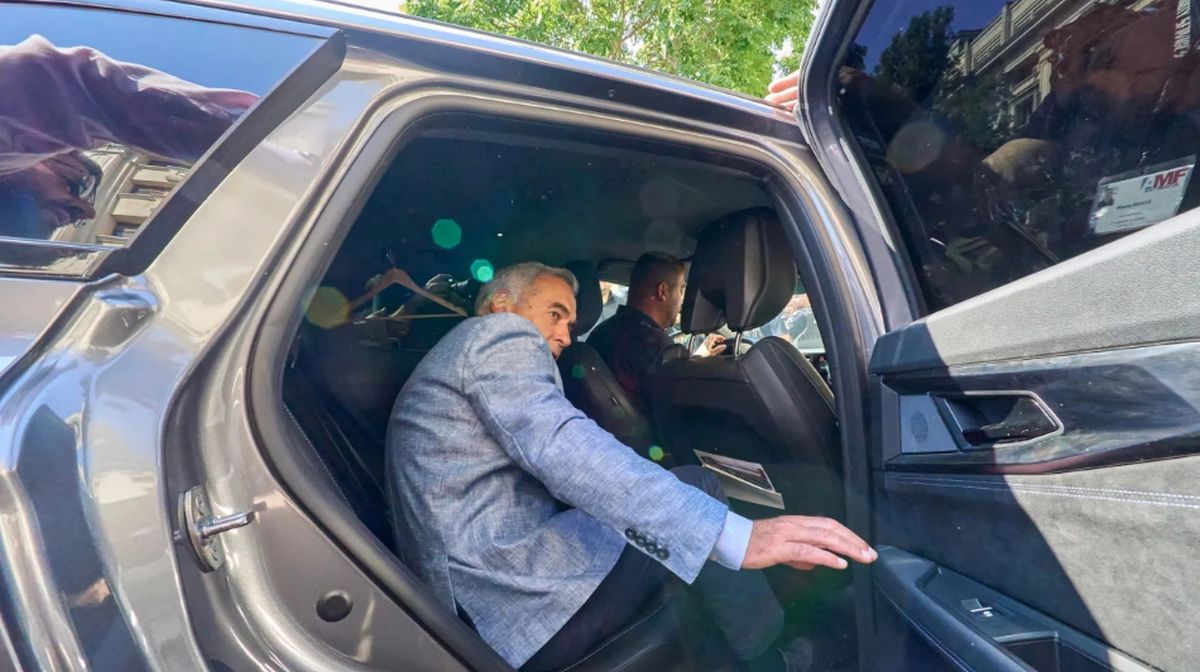 calin georgescu Aktual24 | ”Nunta” lui Georgescu la Tribunalul București: ”inimioară” din care zboară porumbei albi