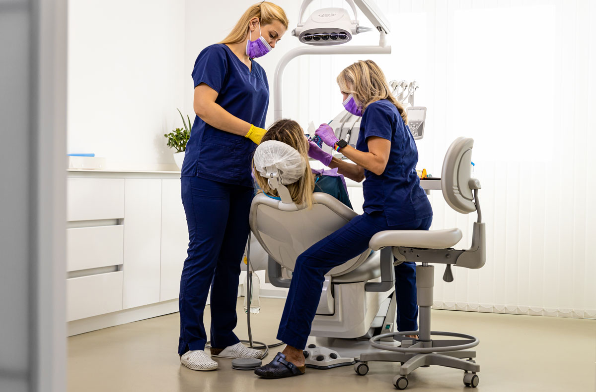Cum alegi clinica potrivită pentru tratamentul cu implant dentar?