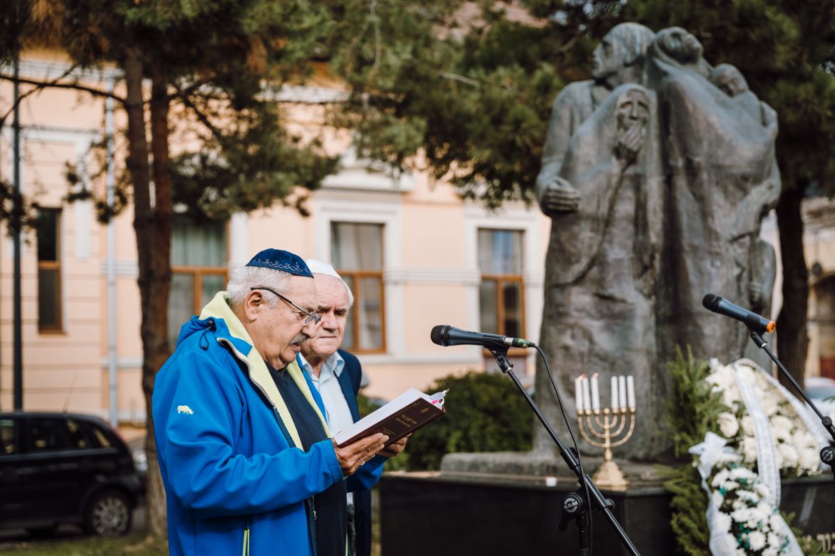 Cei peste 5.900 de evrei din Mureș dispăruţi după deportarea în lagărele naziste, comemoraţi la Monumentul Holocaustului