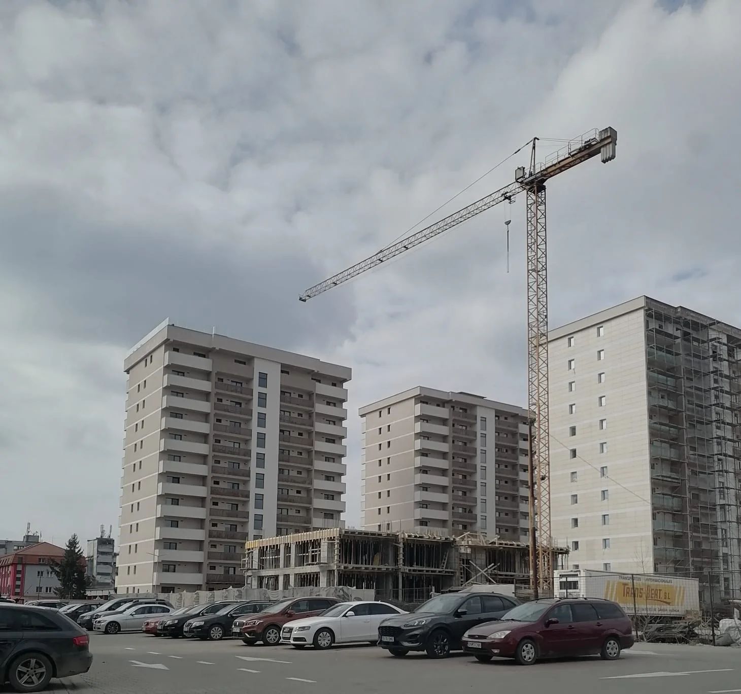 Mai mulți locatari dintr-un bloc din Bistrița acuză un dezvoltator imobiliar că i-a insultat și că a încercat să le revândă parcările