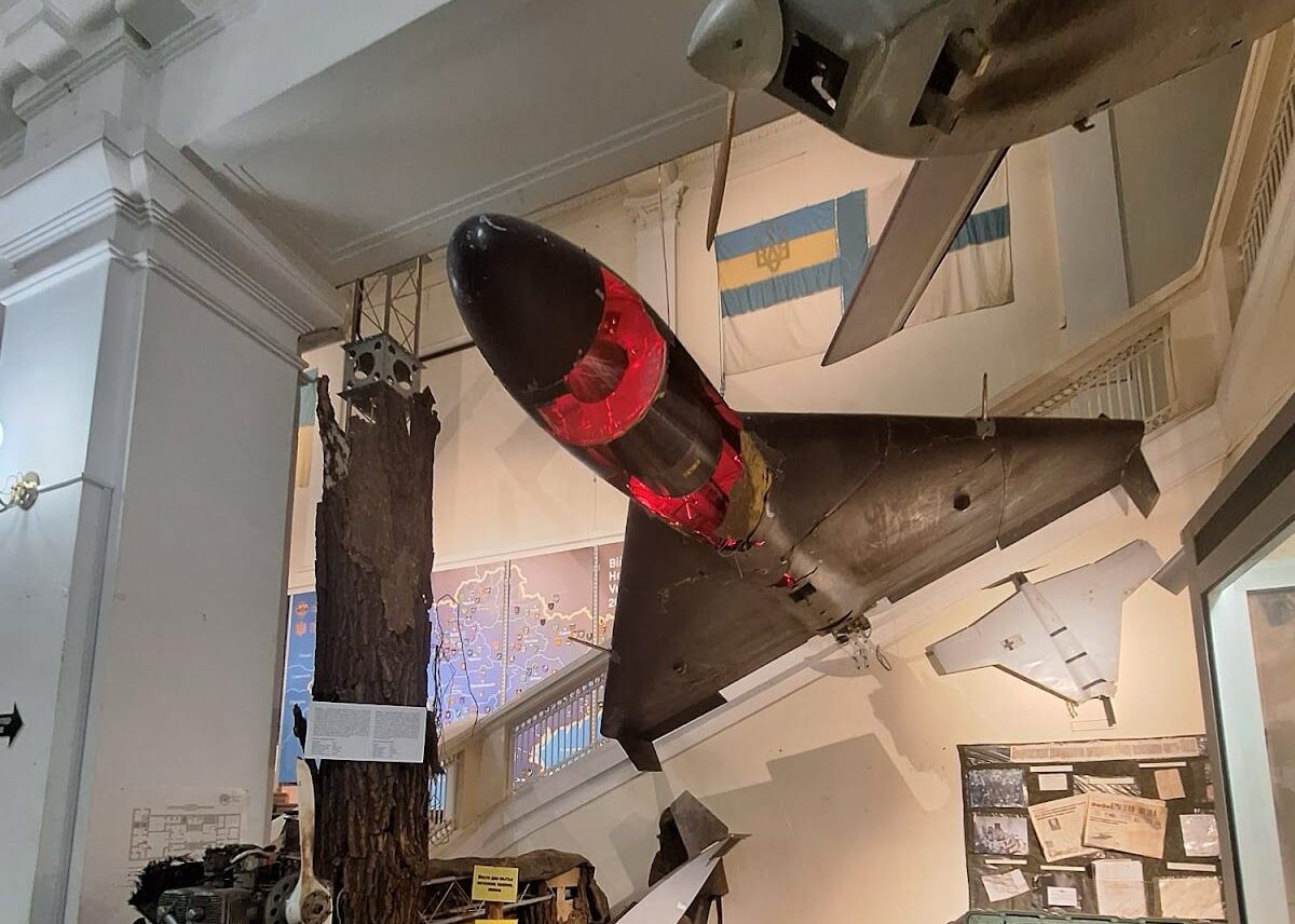 Cum este să trăiești sub o ploaie de drone: la Kiev, până și copiii sunt „experți” militari