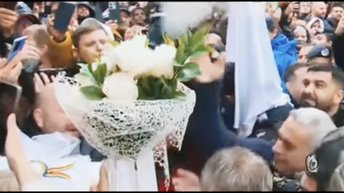 Aktual24|Georgescu a aruncat porumbei albi în aer în fața secției de poliție. Primul a căzut imediat