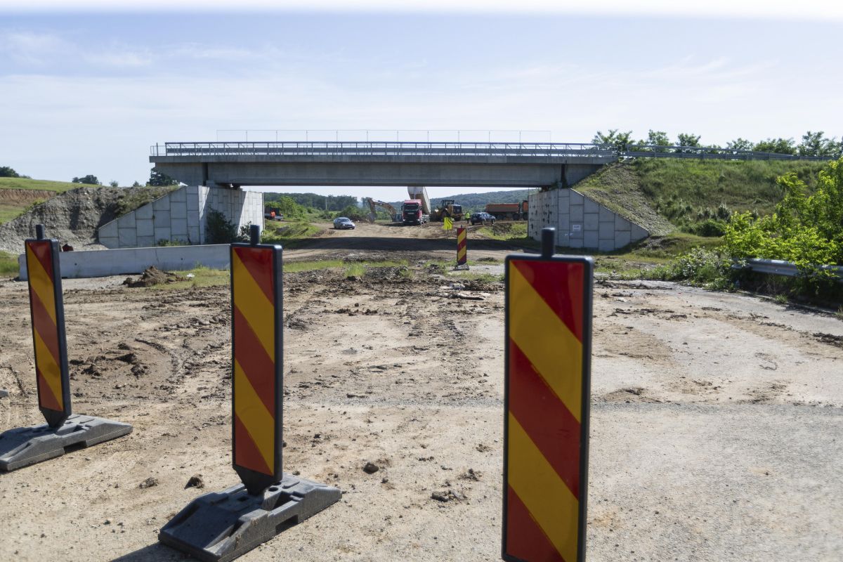 Alunecare de teren pe şantierul autostrăzii Sibiu-Piteşti. Un complex turistic e în pericol