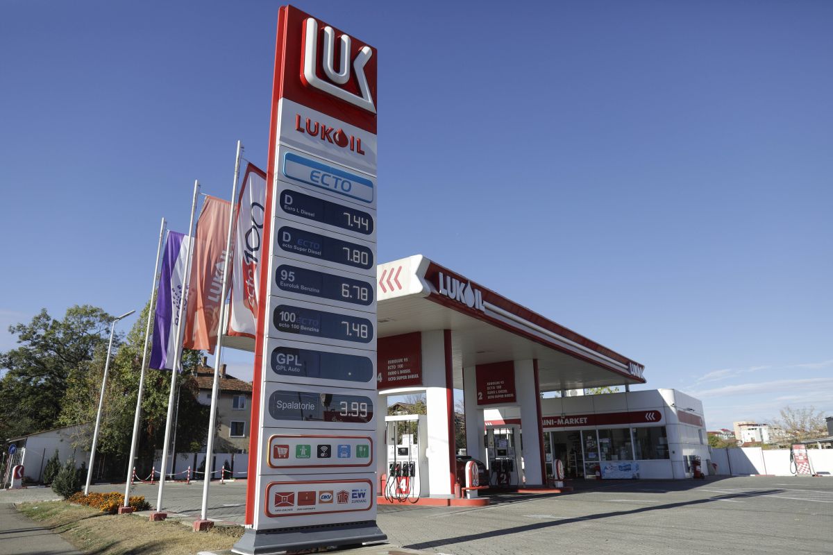 lukoil INQUAM_Photos_Octav_Ganea Lukoil își vinde activele internaționale după noile sancțiuni impuse de SUA. În România are sute de benzinării și Petrotel