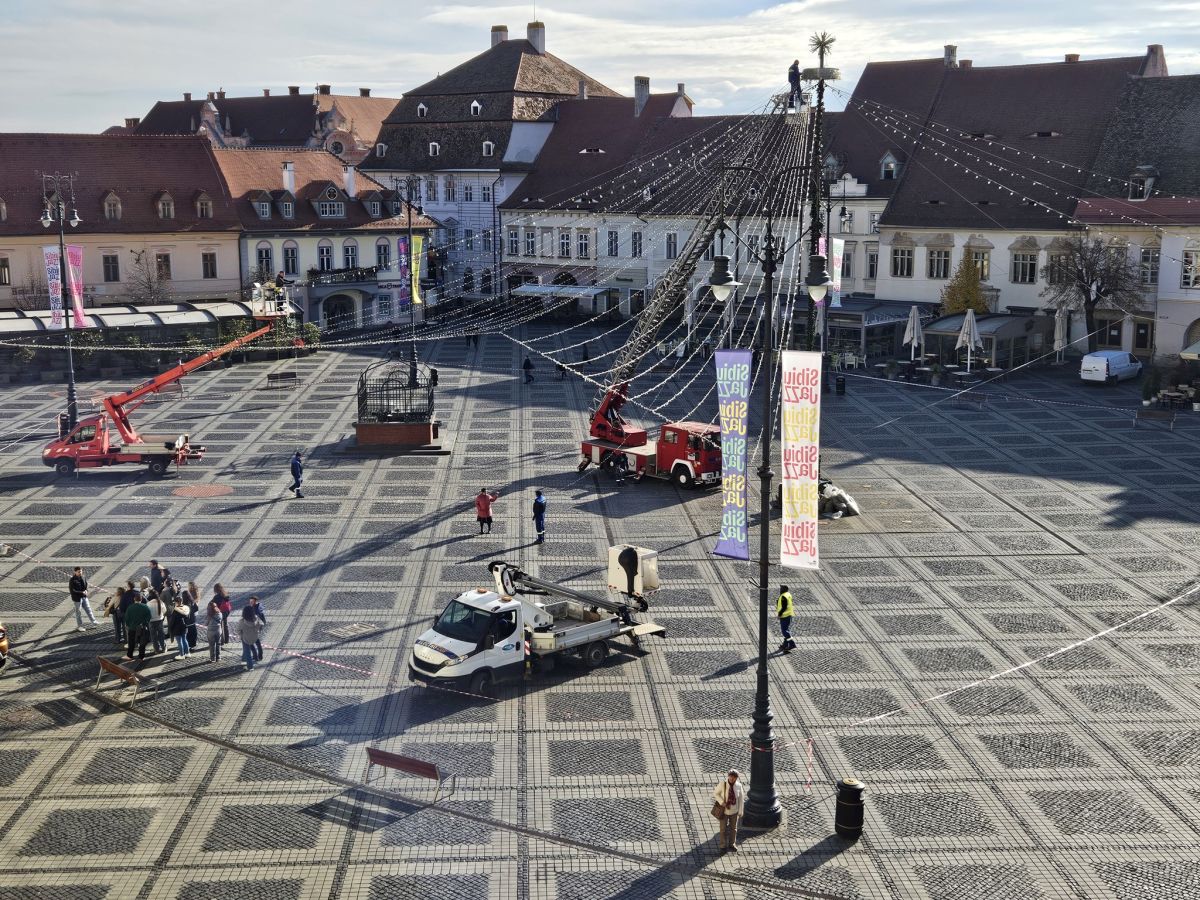 montare iluminat sarbatori sibiu A început montarea iluminatului de sărbători în Sibiu. Când se deschide Târgul de Crăciun