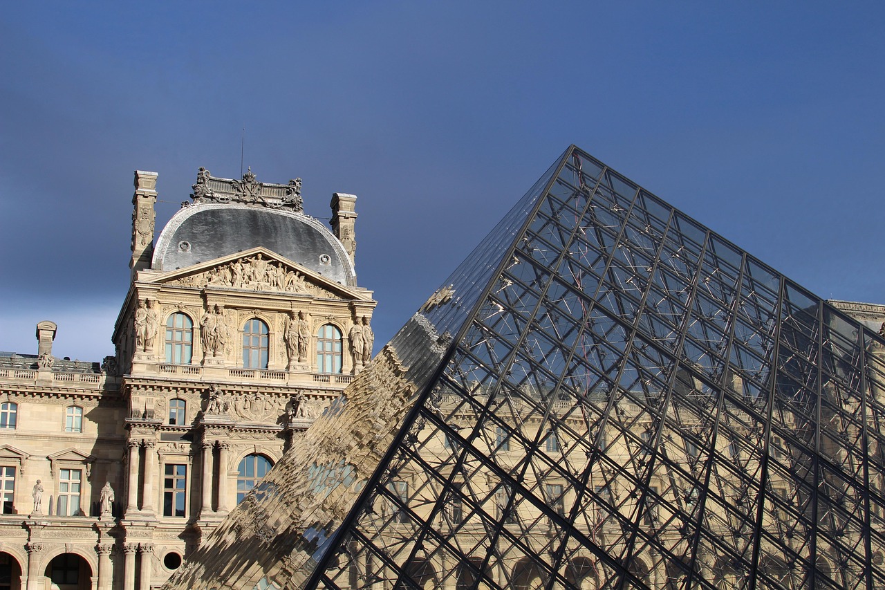 Muzeul Louvru din Paris, închis temporar după un jaf