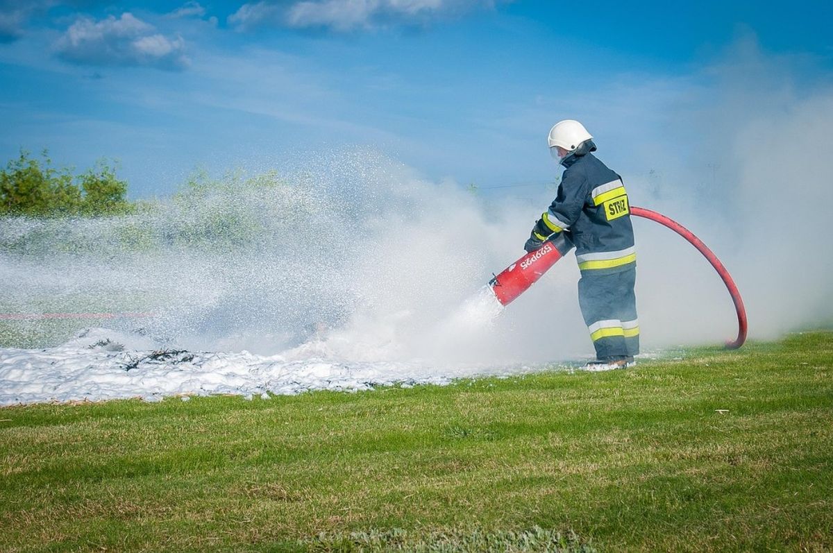 UE interzice „substanțele chimice veșnice” (PFAS) din spumele de stingere a incendiilor