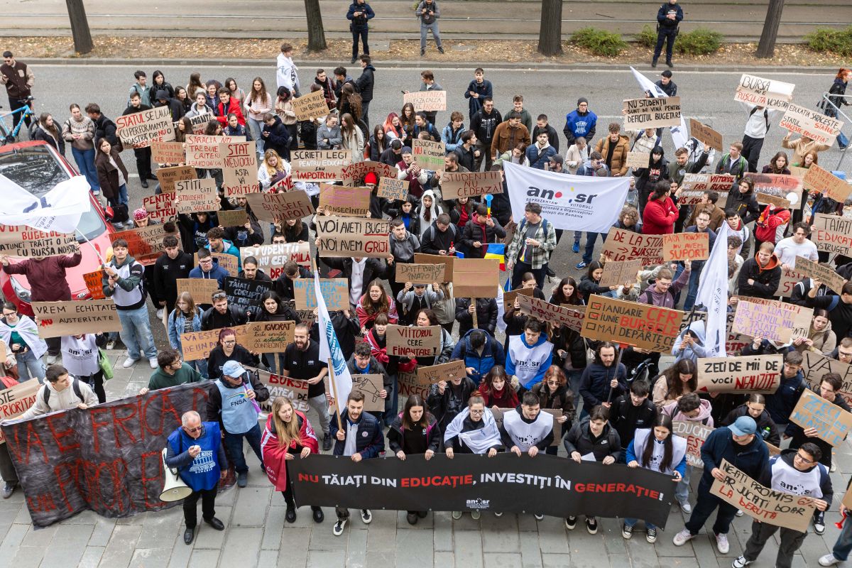 Sute de studenţi au protestat la Timișoara, nemulţumiţi de măsurile guvernamentale de austeritate
