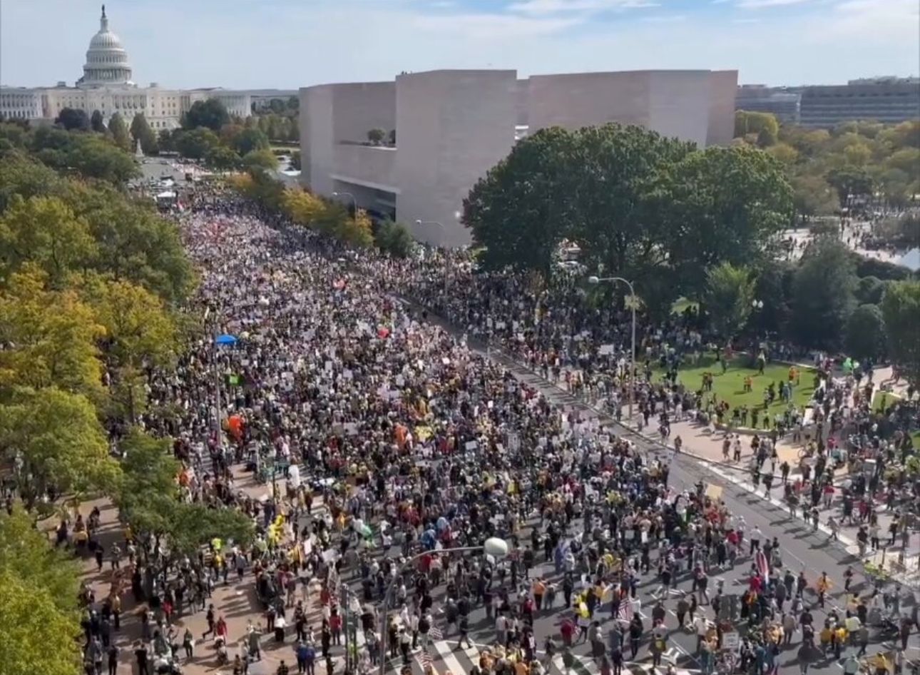Proteste masive împotriva lui Trump în tot mai multe orașe din Statele Unite, în cadrul mișcării „No Kings”
