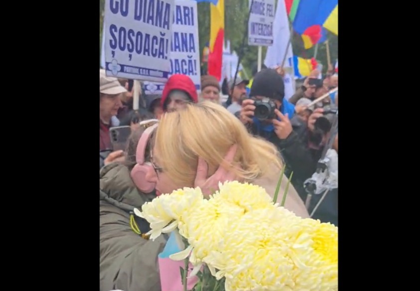 Aktual24: Diana Șoșoacă a venit cu alai de susținători în fața anchetatorilor: „Trăim în dictatură. De abia aștept să fiu arestată, să vedeți ce reportaje facem în pârnaie”