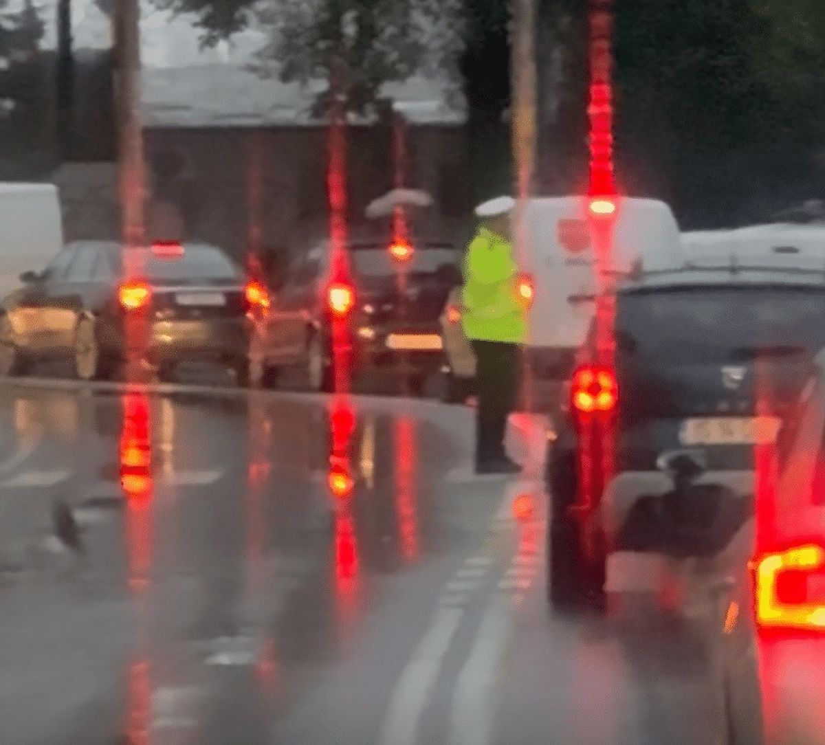 Poliția Locală Iași eliberează 9 intersecții pe traseul primarului Mihai Chirica de acasă la serviciu, în timp ce ieșenii se sufocă în trafic