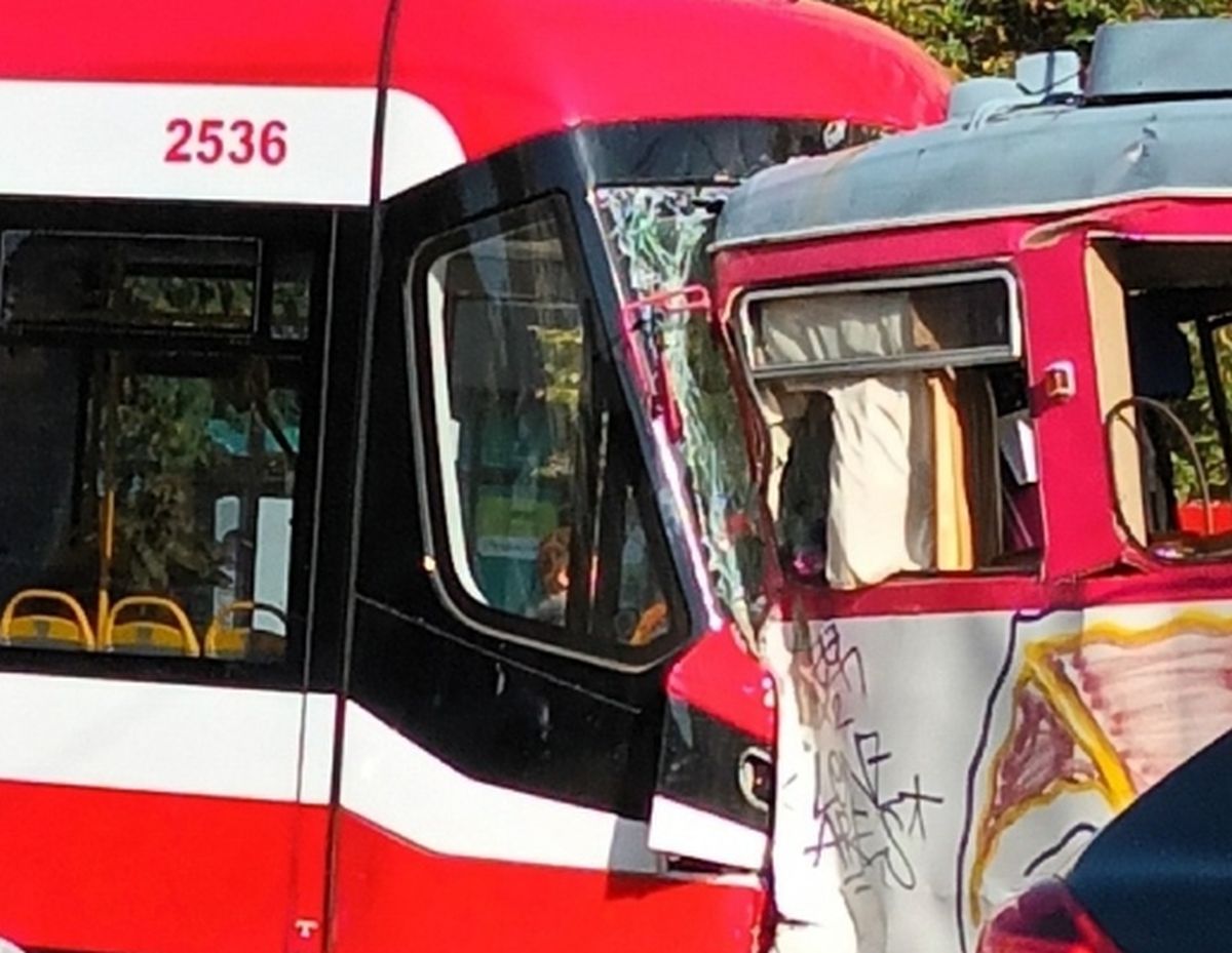 Incident în Arad. Un tramvai a pornit singur din depou și a lovit o garnitură cu pasageri