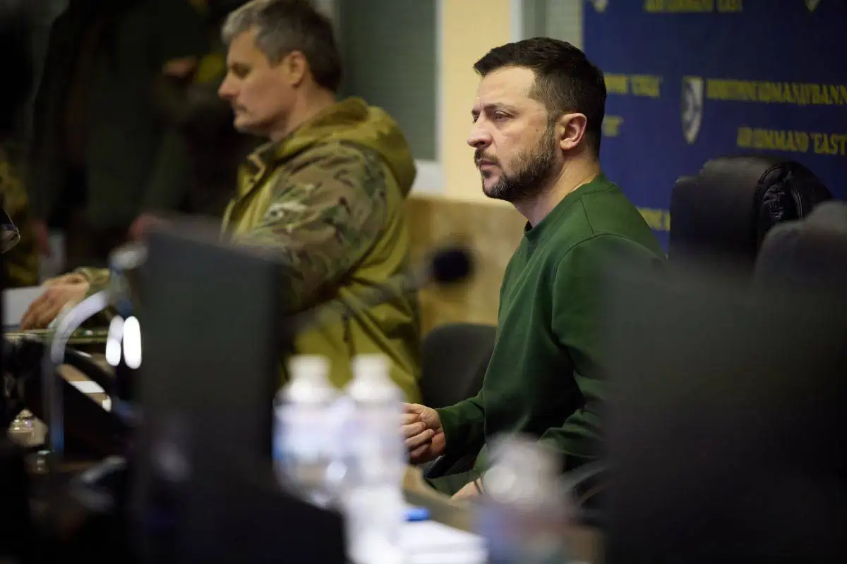 zelenski-2 Volodimir Zelenski le-a cerut din nou partenerilor săi să apere spaţiul aerian al Ucrainei. Sâmbătă au avut loc bombardamante soldate cu cu patru morţi şi 20 de răniţi