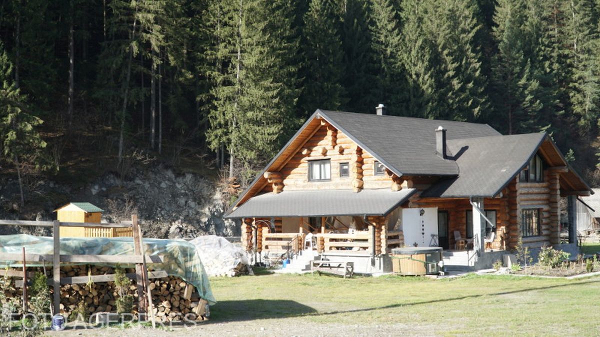 Localitatea Broşteni, puternic afectată de inundaţiile din iulie, se redeschide pentru turişti