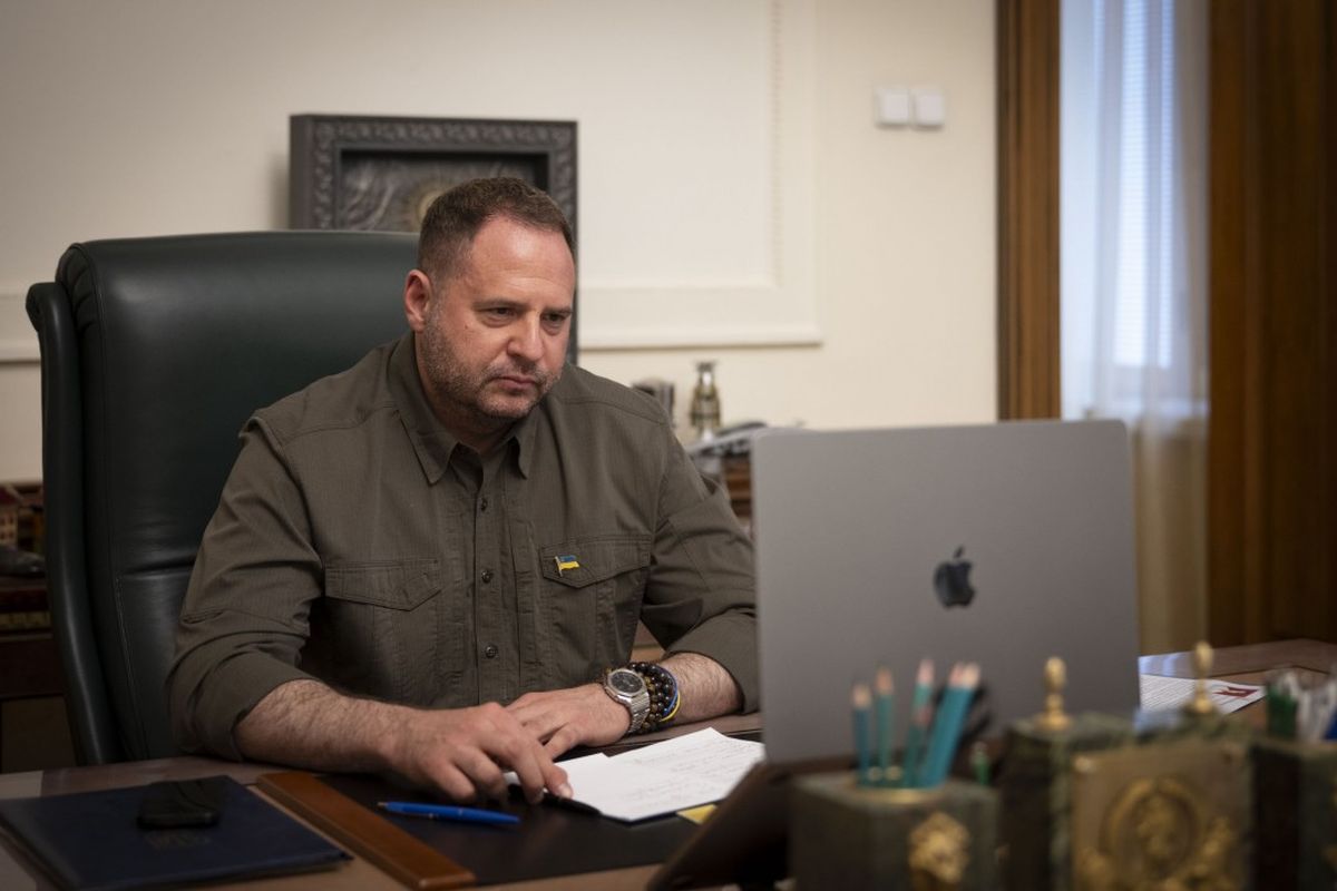 Fostul șef de cabinet al lui Zelenski spune că „pleacă pe front” după ce a demisionat în urma unei anchete pentru corupție