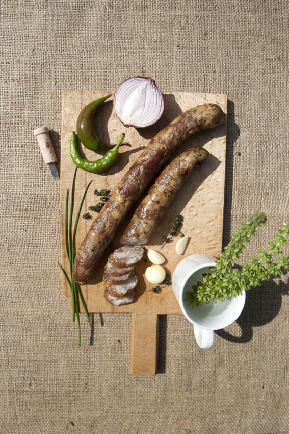 Protecție europeană pentru un produs tradițional românesc. „Cârnații din topor” din Vâlcea recunoscuți de UE ca produs culinar autentic