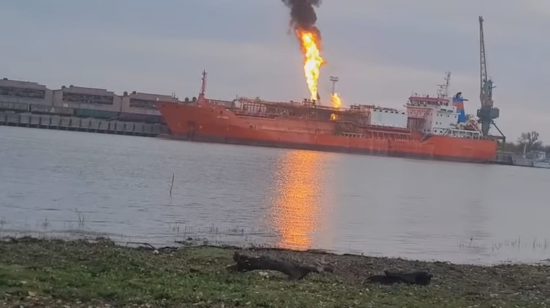 Evacuare la Plauru după incendiul navei cu GPL lovite de o dronă în Ucraina