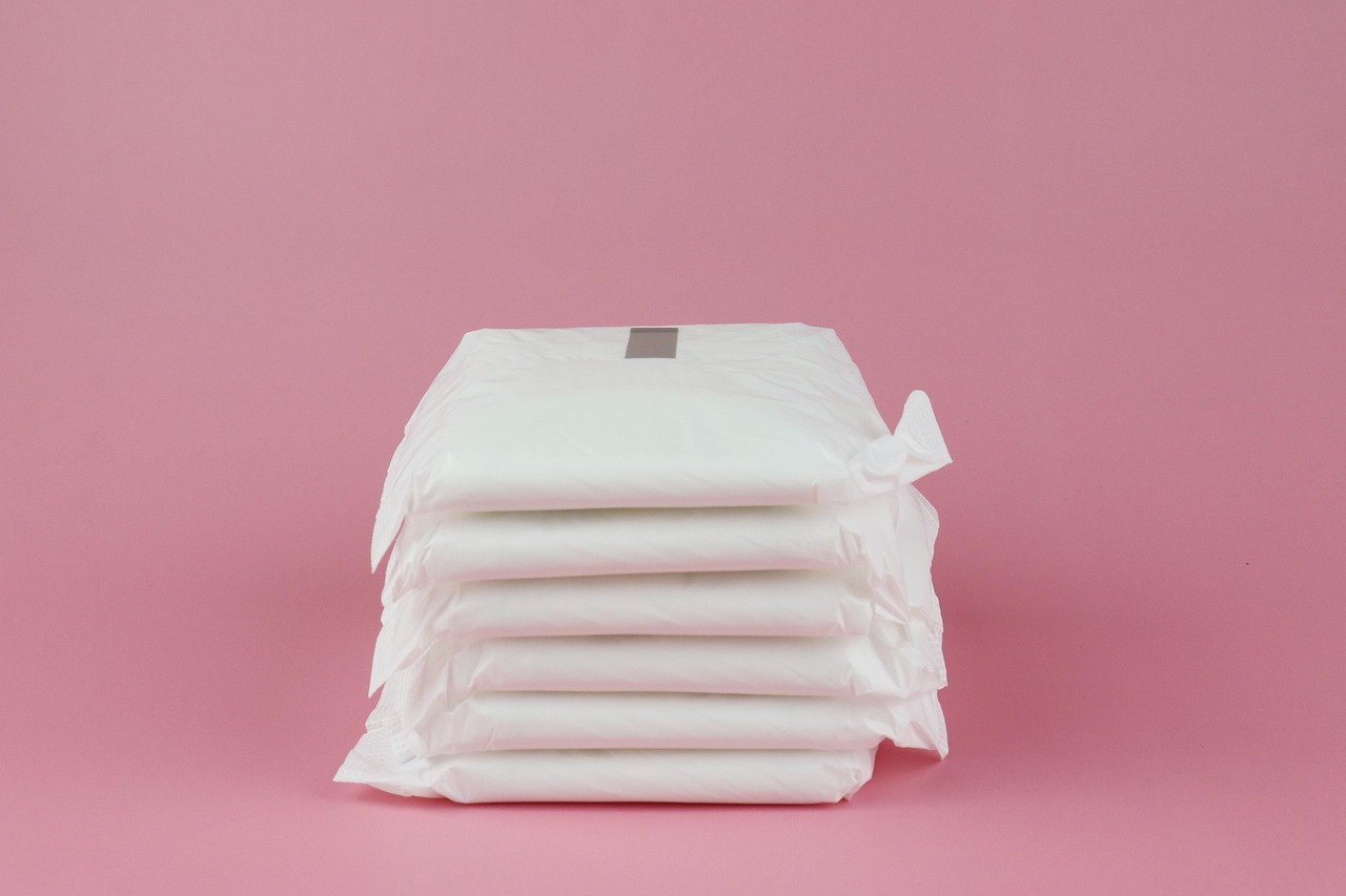 Eurodeputații cer distribuție gratuită a produselor menstruale, nu doar un TVA redus